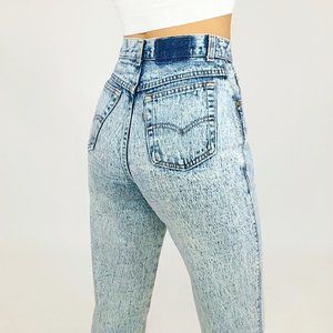Vintage high waisted, perfect fit Levi jeans!